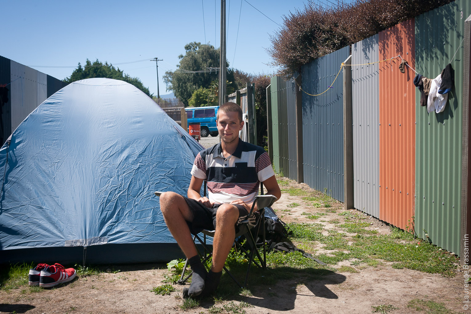 Jonas, 20 ans, est Allemand et travaille dans les vignes à Blenheim. Il loge dans sa tente à Blenheim backpacker. Les conditions d'hébergement peuvent être précaires. Nous sommes en été, le soleil tape fort. Jonas travaille depuis plus de deux mois dans les vignobles de la région six jours sur sept, entre 7h et 16h, soit 48h par semaine. Il dort dans la tente "pour l'aventure" me dit-il. Pour économiser surtout (il paie seulement 70$/semaine) et peut-être aussi parce que les hébergements bons marchés sont pleins et qu'il n'a pas vraiment le temps de prospecter.